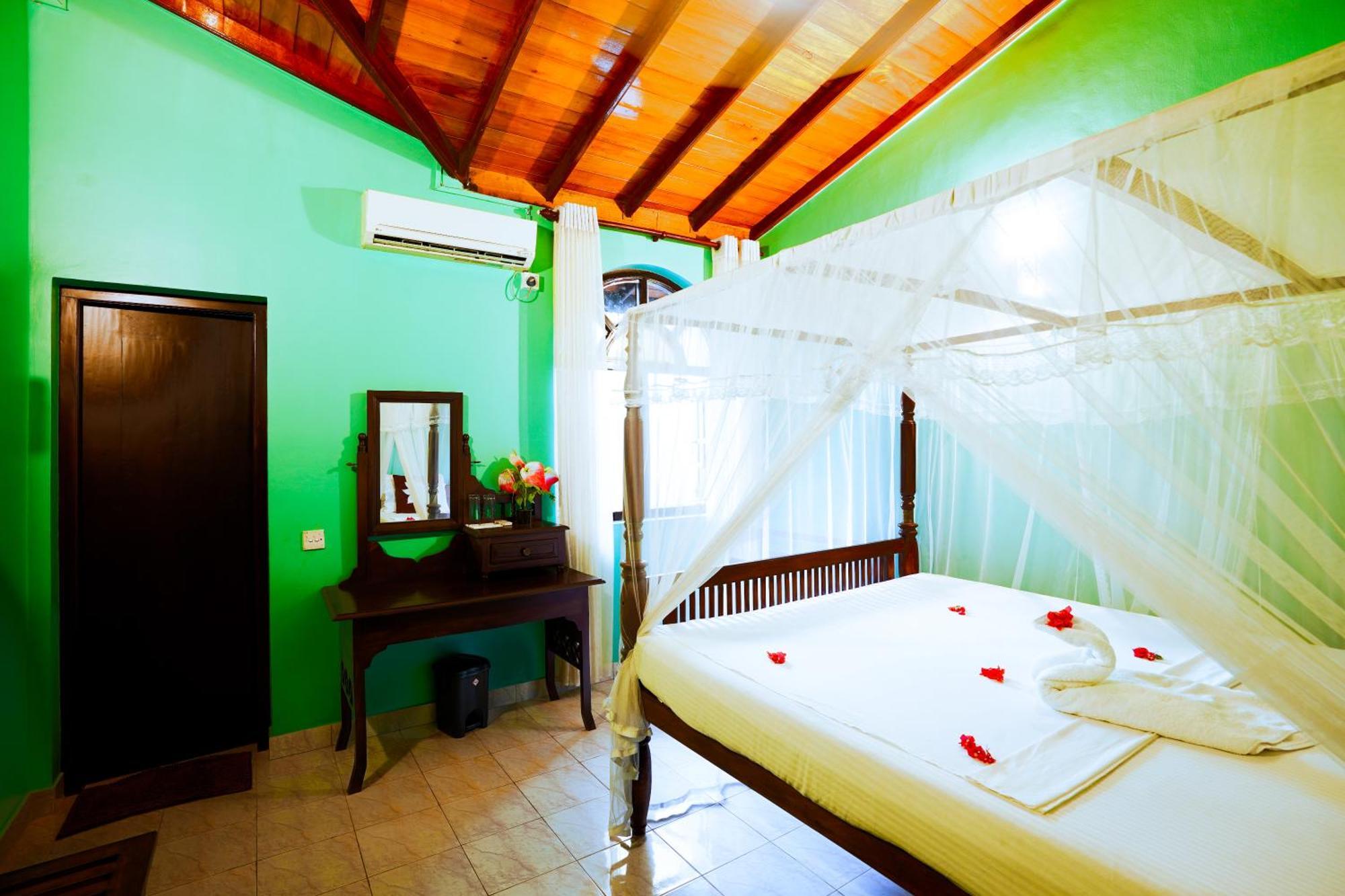 Frangipani Motel Galle Exterior photo